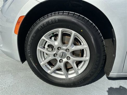 Used 2022 Chrysler Voyager LX image 19
