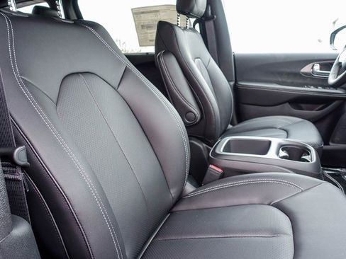New 2026 Chrysler Pacifica Select image 6