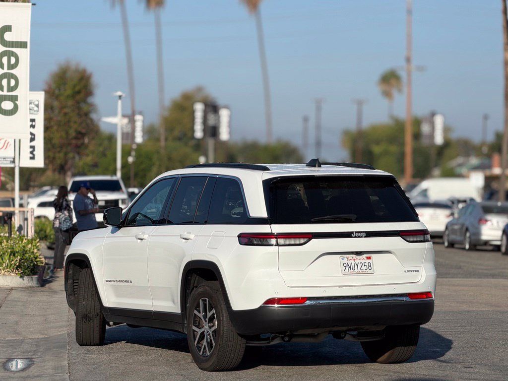 Used 2024 Jeep Grand Cherokee Limited RWD image 2