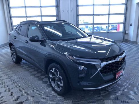 Used 2025 Chevrolet Trax LT w/ LT Convenience Package image 37