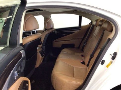 Used 2013 Lexus LS 460 w/ Comfort Pkg RWD image 11