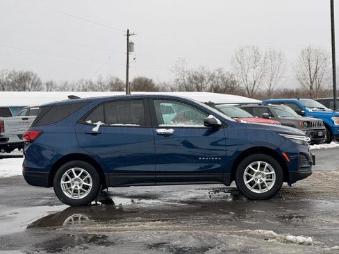 Used 2023 Chevrolet Equinox LS w/ LS Convenience Package image 4