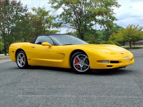 Used 2002 Chevrolet Corvette Convertible w/ Preferred Equipment Group2 RWD image 2