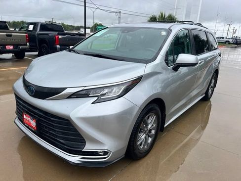 Used 2022 Toyota Sienna XLE FWD image 3
