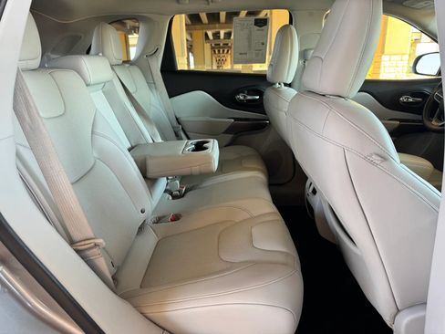 Used 2019 Jeep Cherokee Limited AWD/4WD image 25