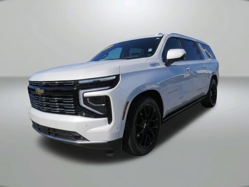Used 2025 Chevrolet Suburban High Country AWD/4WD image 3