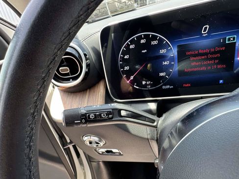 Used 2024 Mercedes-Benz GLC 300 4MATIC image 25