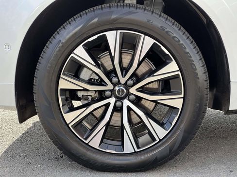 Used 2025 Volvo XC60 B5 Plus image 7