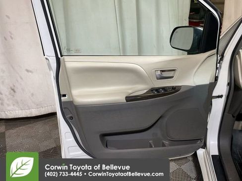 Used 2015 Toyota Sienna XLE image 25