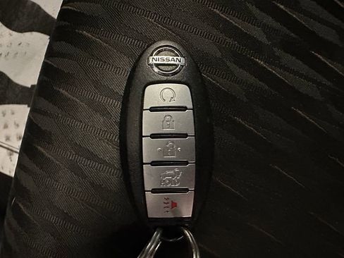 Used 2017 Nissan Rogue SV FWD image 17