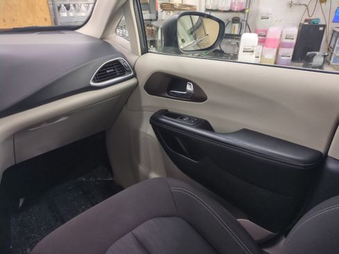 Certified 2022 Chrysler Voyager LX image 18