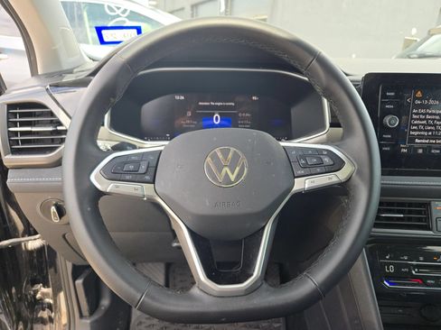 Used 2025 Volkswagen Taos SE FWD image 8