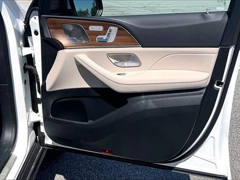 Used 2025 Mercedes-Benz GLS 450 4MATIC image 23