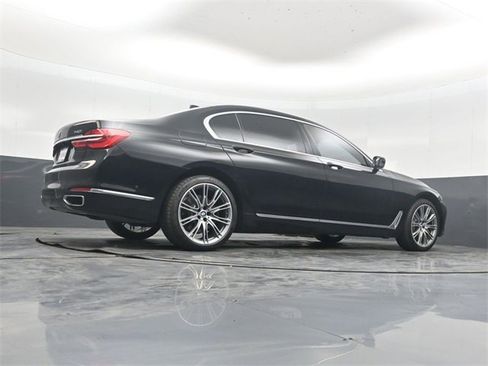 Used 2019 BMW 740i w/ Executive Package image 39