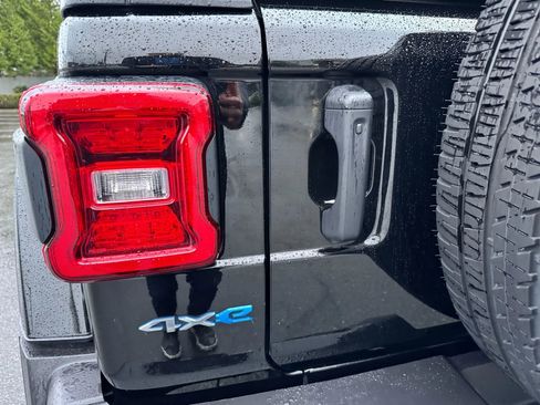 Used 2022 Jeep Wrangler Unlimited Sahara w/ Cold Weather Group image 15