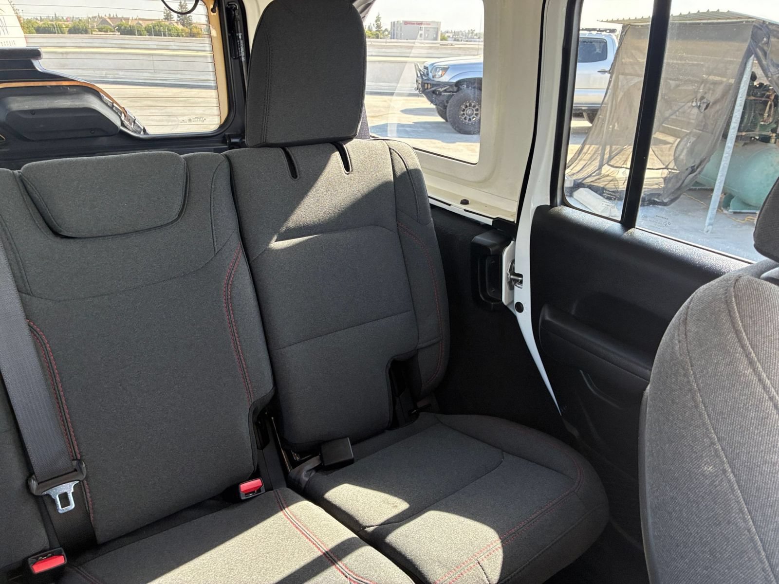 Used 2025 Jeep Wrangler Unlimited Rubicon AWD/4WD image 34