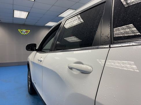 Used 2019 Jeep Cherokee Latitude Plus w/ Travel & Safety Group image 17