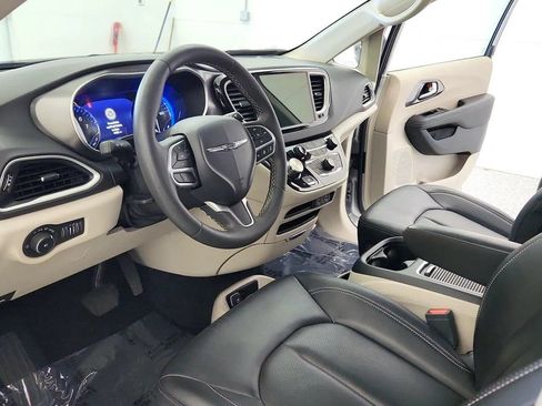 Used 2024 Chrysler Pacifica Touring-L FWD image 14