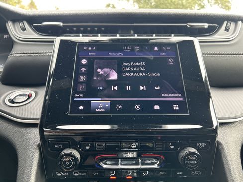 New 2025 Jeep Grand Cherokee Altitude image 28