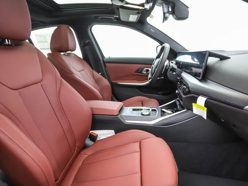 Used 2025 BMW 330i xDrive Sedan w/ Premium Package image 31