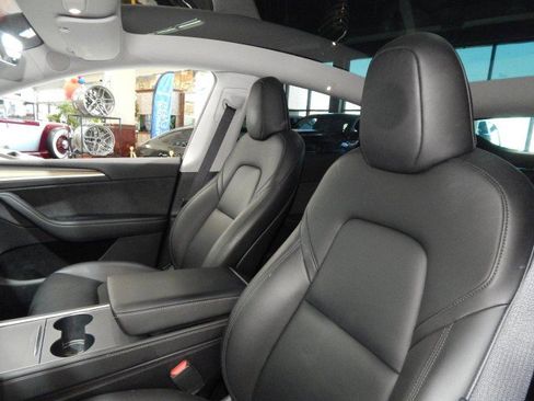 Used 2023 Tesla Model Y AWD image 18