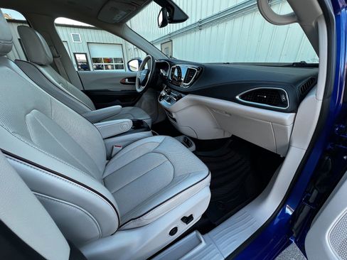 Used 2020 Chrysler Pacifica Limited image 30