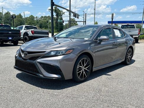 Used 2024 Toyota Camry SE FWD image 1