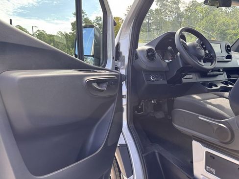 Used 2024 Mercedes-Benz Sprinter 2500 image 41
