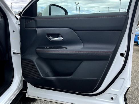 Used 2025 Nissan Kicks SR w/ SR Premium Package image 12