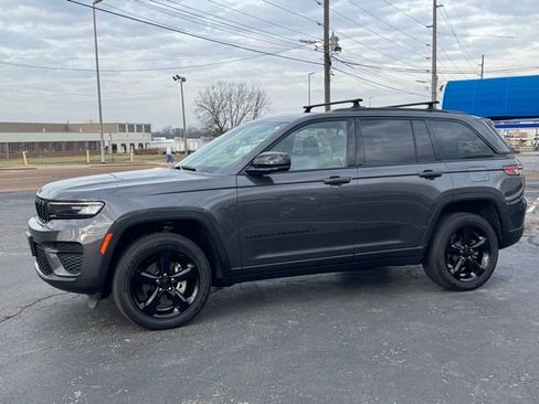 Used 2023 Jeep Grand Cherokee Altitude image 3