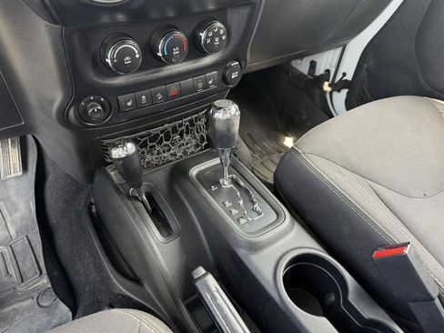 Used 2017 Jeep Wrangler Unlimited Rubicon w/ Connectivity Group AWD/4WD image 22