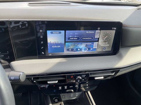 Used 2025 Nissan Kicks SR image 16