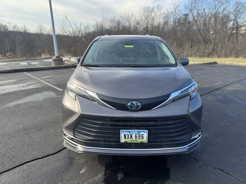Used 2024 Toyota Sienna XLE image 8