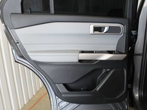 Used 2024 Ford Explorer XLT w/ Equipment Group 202A RWD image 18