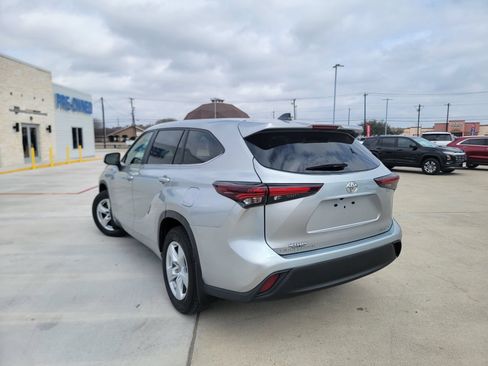 Used 2024 Toyota Highlander LE AWD/4WD image 6