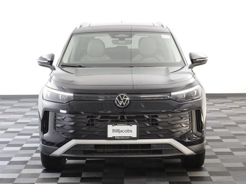 Used 2025 Volkswagen Tiguan SE w/ Panoramic Sunroof Package AWD/4WD image 22