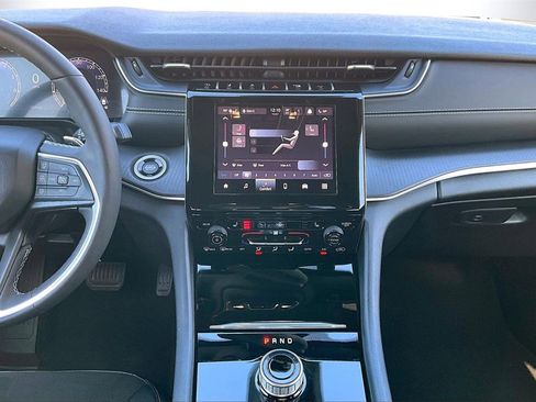 Used 2023 Jeep Grand Cherokee Altitude image 12