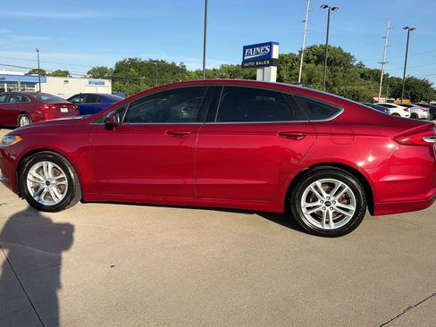 Used 2018 Ford Fusion SE w/ Fusion SE Technology Package FWD image 9