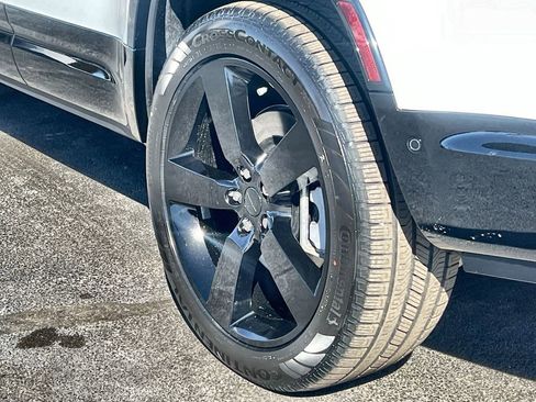 Used 2026 Land Rover Defender 130 X-Dynamic SE image 11