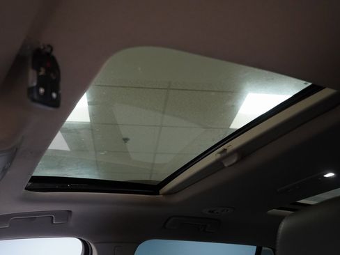 Used 2020 GMC Acadia SLT w/ Driver Alert Package II image 4