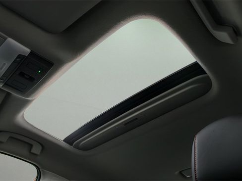 Used 2025 Nissan Sentra SR w/ SR Premium Package image 27