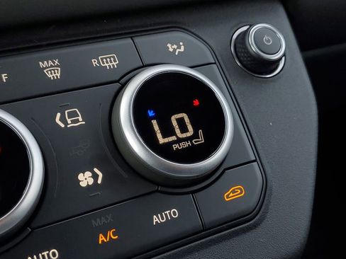 Used 2025 Land Rover Defender 90 S image 28