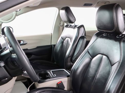 Used 2023 Chrysler Pacifica Touring-L image 23