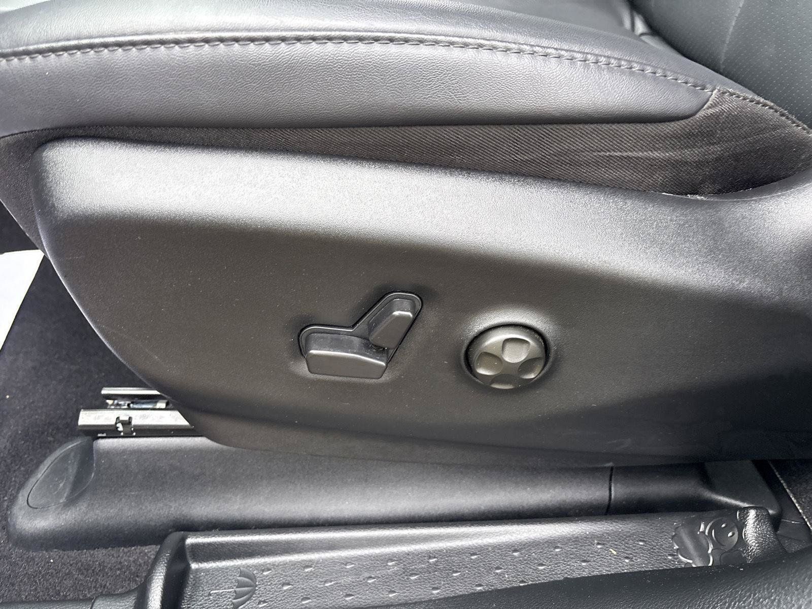 Used 2026 Chrysler Pacifica Select FWD image 16