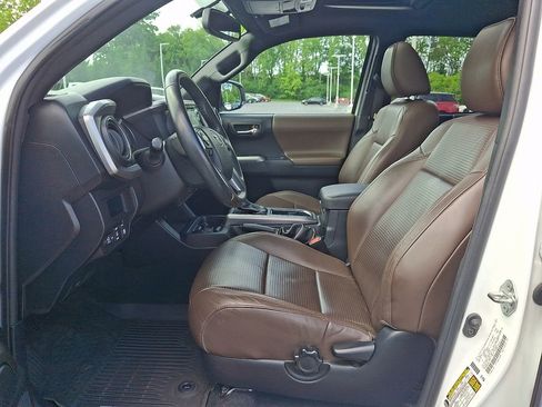 Used 2017 Toyota Tacoma Limited w/ Tow Package AWD/4WD image 13