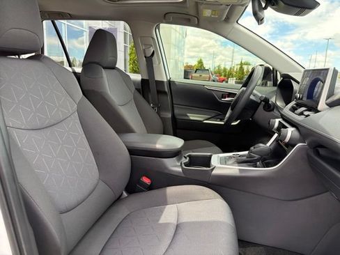 Used 2025 Toyota RAV4 XLE AWD/4WD image 29