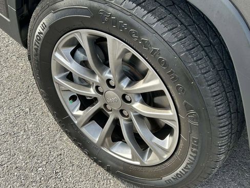 Used 2019 Jeep Cherokee Latitude Plus w/ Comfort/Convenience Group image 9