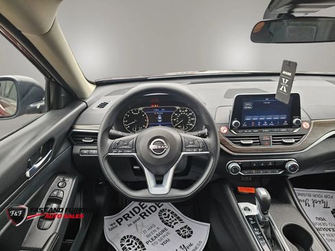 Used 2025 Nissan Altima 2.5 SV FWD image 17