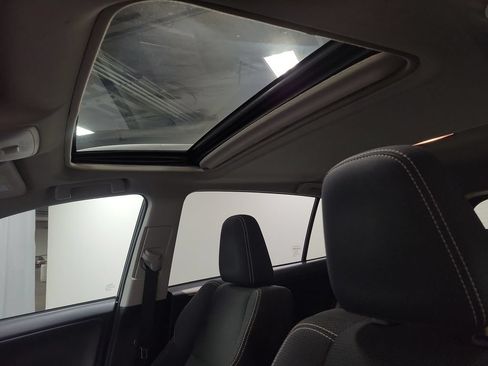 Used 2018 Toyota RAV4 XLE AWD/4WD image 17