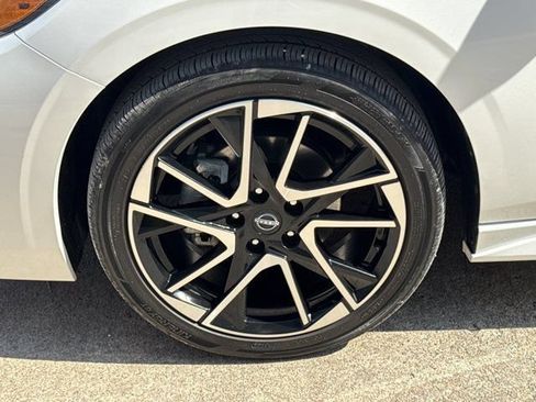 Used 2025 Nissan Sentra SR FWD image 14